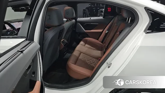 BMW 5 Series (G60) 2023 Белый из Кореи, фото 3