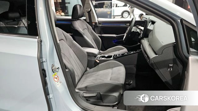 Volkswagen Golf 8th Generation 2025 Светло-серебряный цвет из Кореи, фото 3