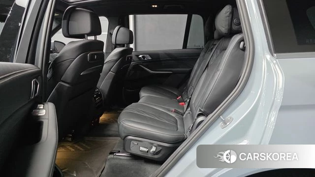 BMW X7 (G07) 2025 Светло-серебряный цвет из Кореи, фото 3