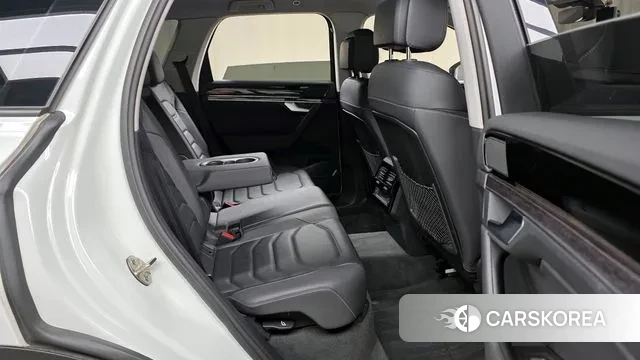 Volkswagen Touareg 3rd generation 2022 Белый из Кореи, фото 3