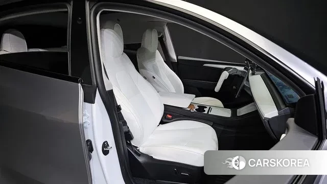 Tesla Model Y 2024 Серебряный из Кореи, фото 3