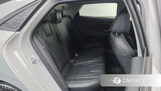 Hyundai The New Avante (CN7) 2023 Серебристо-серый из Кореи, фото 3