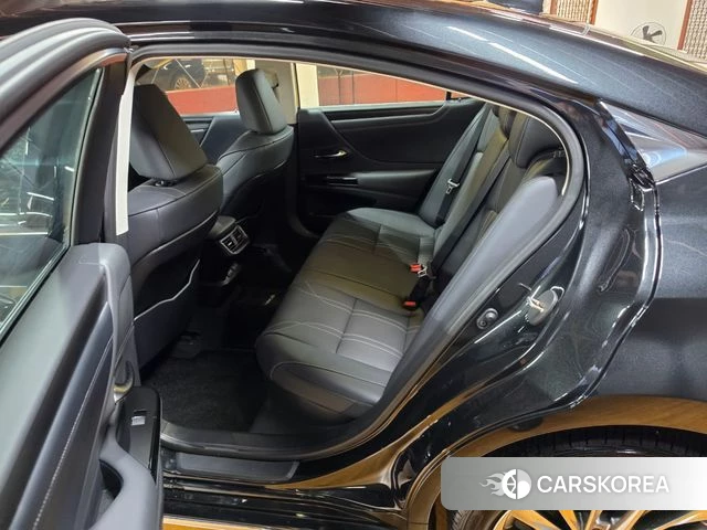 Lexus ES300h 7th generation 2025 Черный из Кореи, фото 3