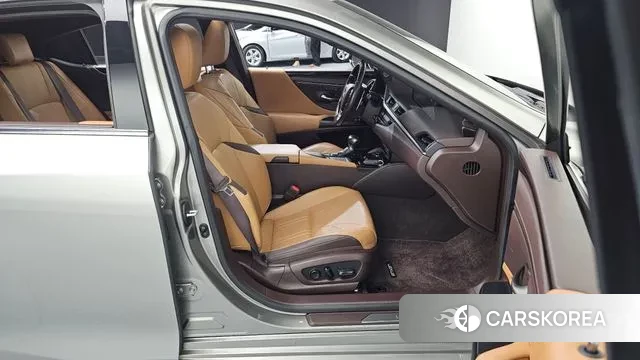 Lexus ES300h 7th generation 2020 Серебряный из Кореи, фото 3