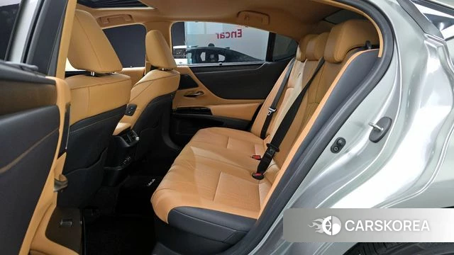 Lexus ES300h 7th generation 2023 Серебристо-серый из Кореи, фото 3