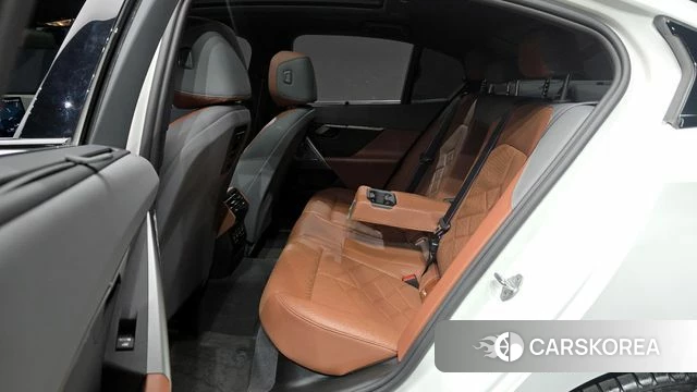 BMW 5 Series (G60) 2024 Белый из Кореи, фото 3