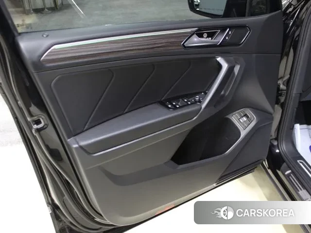 Volkswagen Tiguan Allspace 2023 Черный из Кореи, фото 3