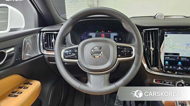 Volvo S60 3rd generation 2023 Белый из Кореи, фото 3