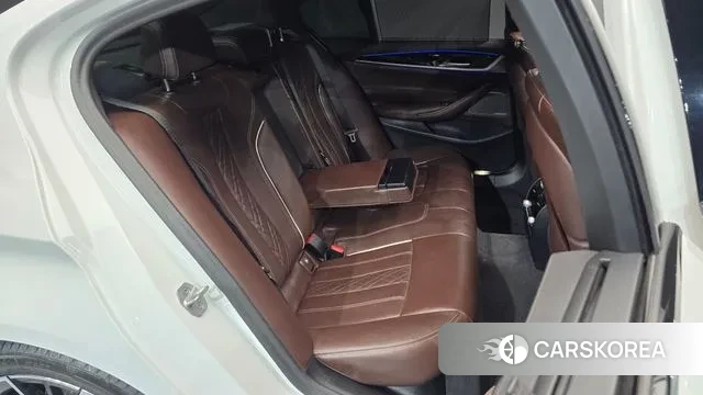 BMW 5 Series (G30) 2023 Белый из Кореи, фото 3