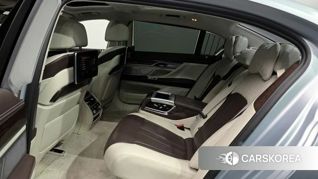 BMW 7 Series (G11) 2018 Светло-серебряный цвет из Кореи, фото 3