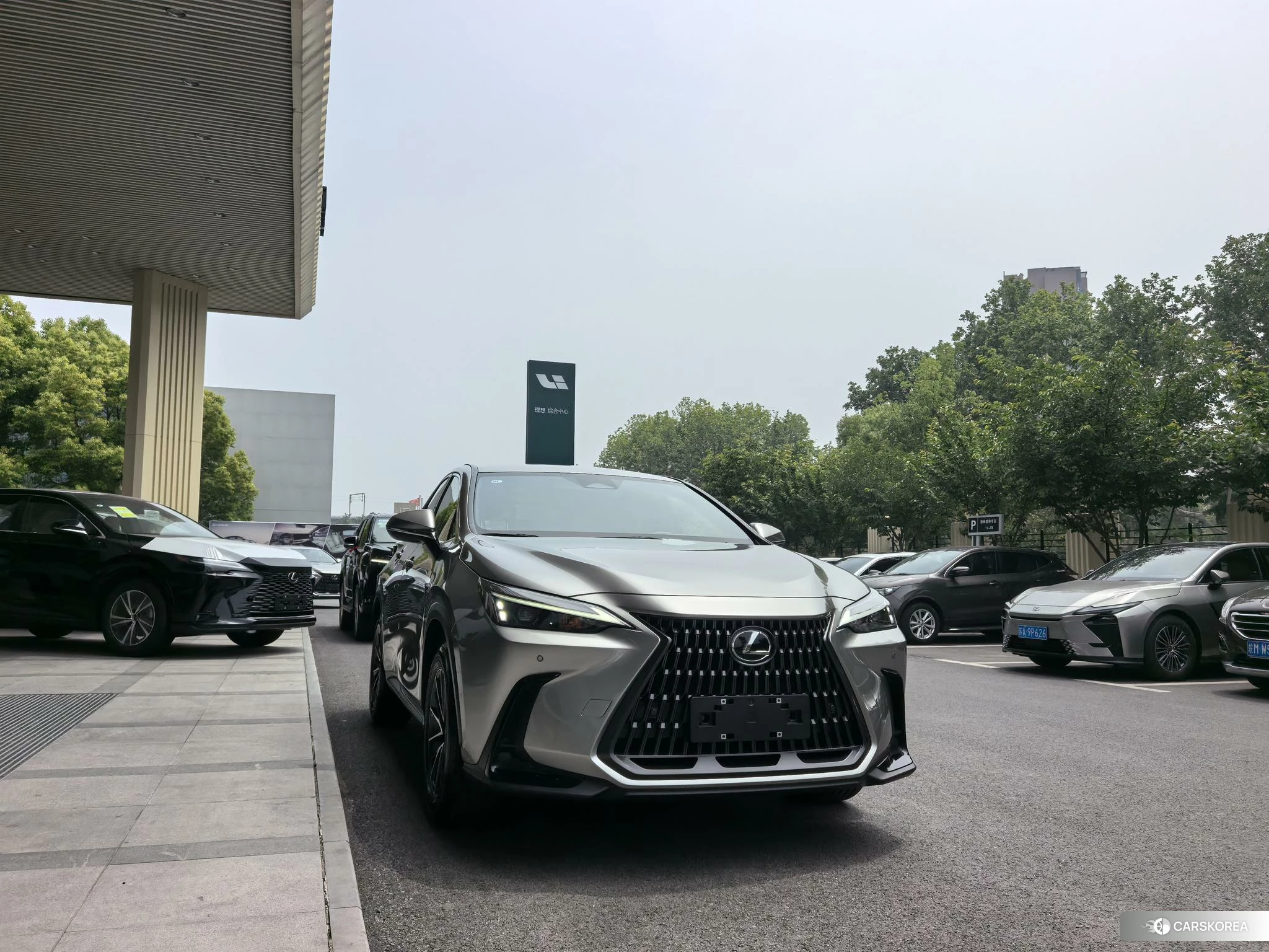Lexus NX 2023 Серебристо-серый из Китая, фото 3