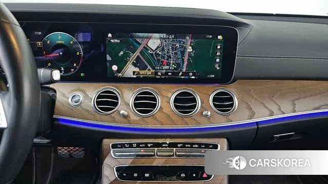 Mercedes-Benz E-Class W213 2021 Светло-серебряный цвет из Кореи, фото 3