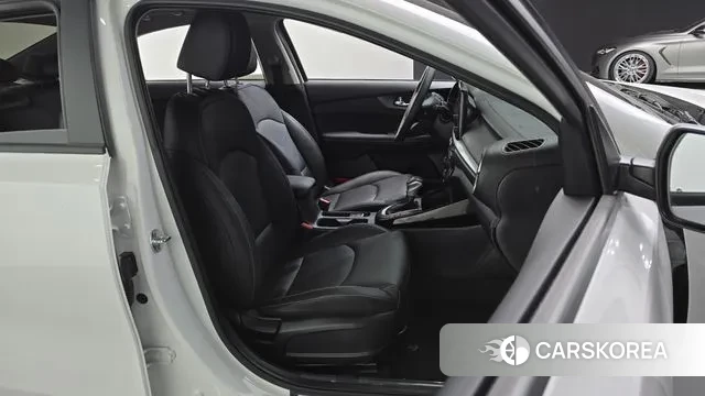 Kia The New K3 2nd generation 2024 Белый из Кореи, фото 3