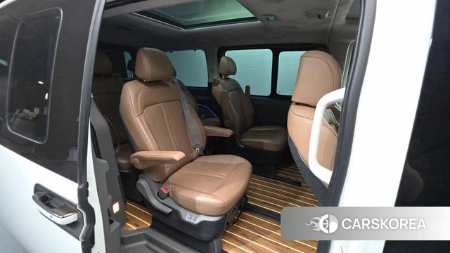 Hyundai Staria 2023 Белый из Кореи, фото 3