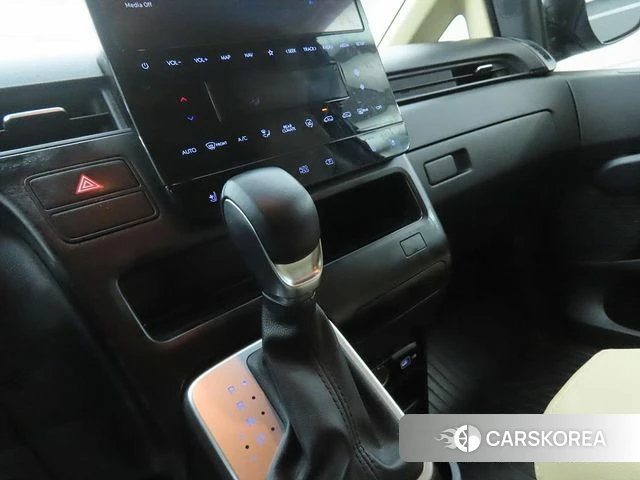 Hyundai Staria 2022 Серебряный из Кореи, фото 3