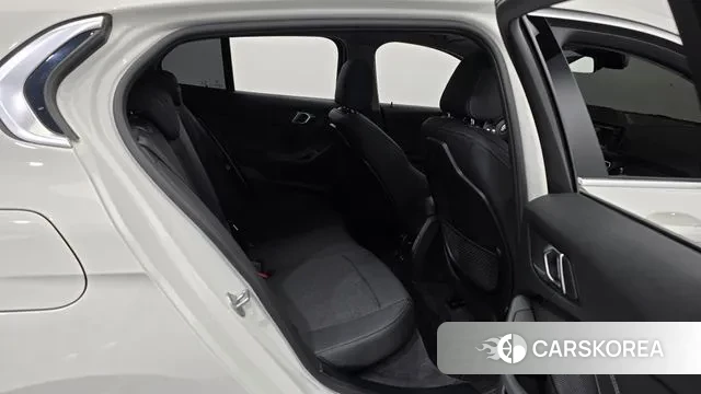 BMW 1 Series (F40) 2023 Белый из Кореи, фото 3