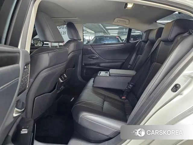 Lexus ES300h 7th generation 2024 Белый из Кореи, фото 3