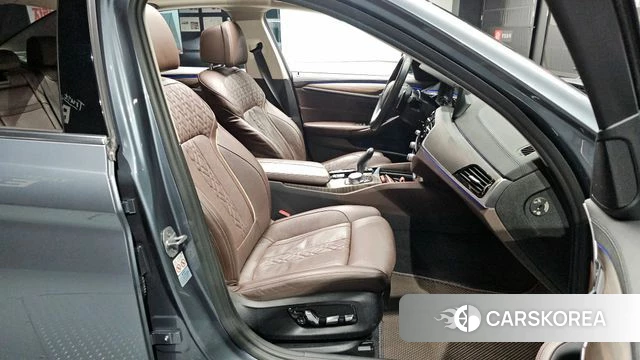 BMW 5 Series (G30) 2019 Серебристо-серый из Кореи, фото 3