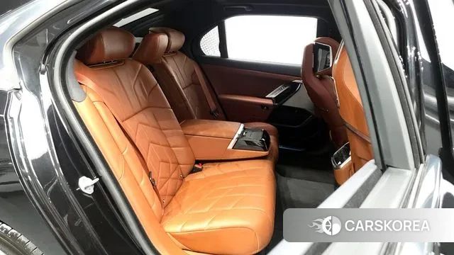 BMW 7 Series (G70) 2024 Черный из Кореи, фото 3