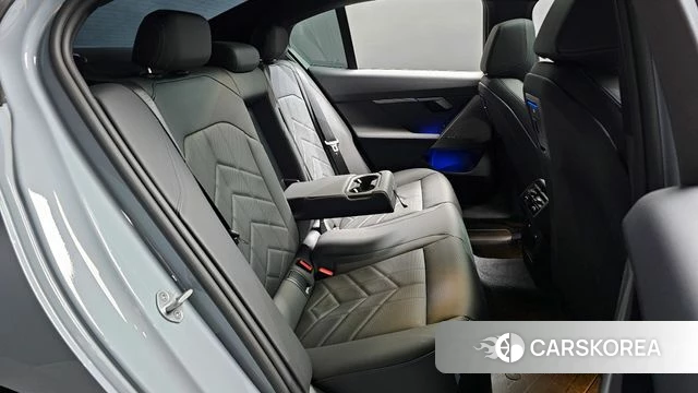 BMW 5 Series (G60) 2025 Цвет галактики из Кореи, фото 3