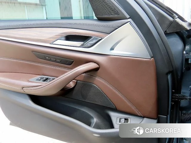 BMW 5 Series (G30) 2019 Светло-серебряный цвет из Кореи, фото 3