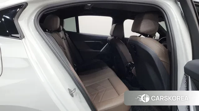 BMW 5 Series (G60) 2024 Белый из Кореи, фото 3