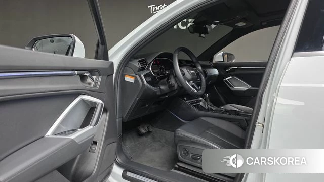 Audi Q3 (F3) 2022 Белый из Кореи, фото 3