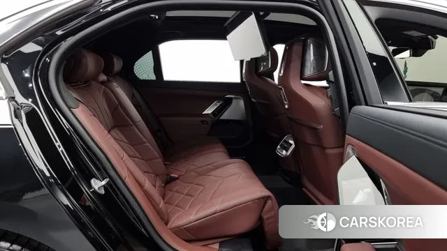 BMW 7 Series (G70) 2024 Черный из Кореи, фото 3