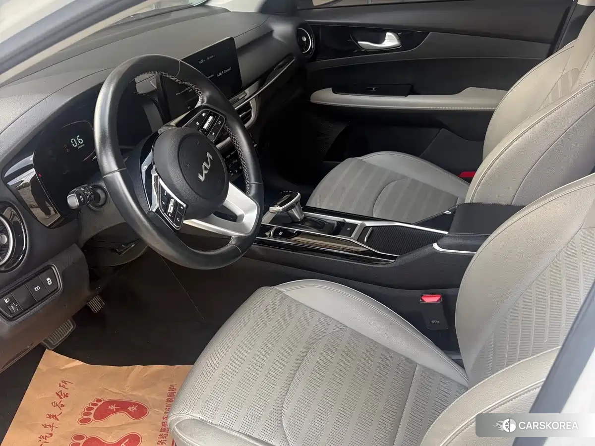 Kia K3 2023 Белый из Китая, фото 3