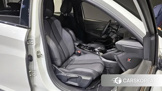 Peugeot e-208 second Generation 2022 Белый из Кореи, фото 3