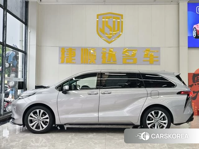 Toyota Saina 2023 Серебристо-серый из Китая, фото 3
