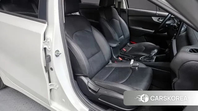 Kia The New K3 2nd generation 2021 Белый из Кореи, фото 3