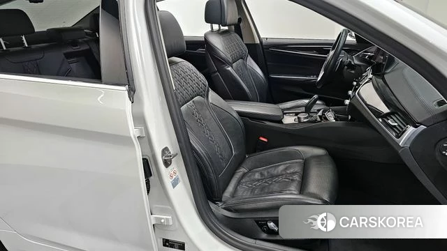 BMW 5 Series (G30) 2019 Белый из Кореи, фото 3