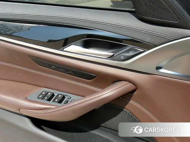 BMW 5 Series (G30) 2018 Белый из Кореи, фото 3