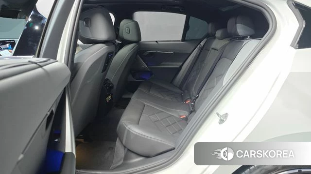 BMW 5 Series (G60) 2024 Белый из Кореи, фото 3