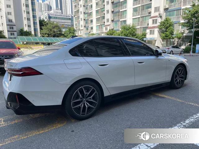 BMW 5 Series (G60) 2025 Белый из Кореи, фото 3