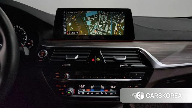 BMW 5 Series (G30) 2018 Светло-серебряный цвет из Кореи, фото 3