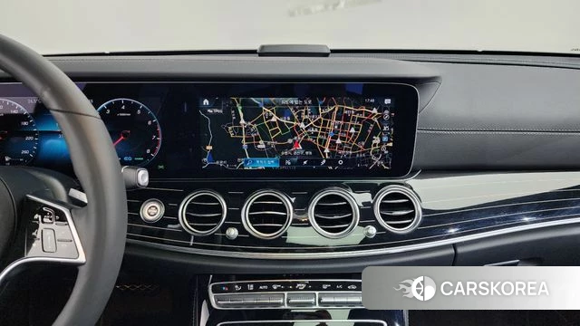 Mercedes-Benz E-Class W213 2023 Светло-серебряный цвет из Кореи, фото 3