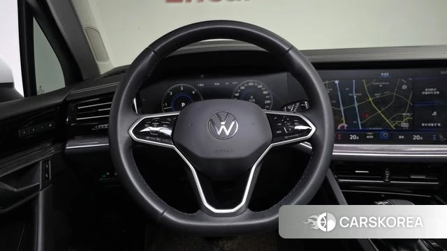 Volkswagen Touareg 3rd generation 2023 Белый из Кореи, фото 3