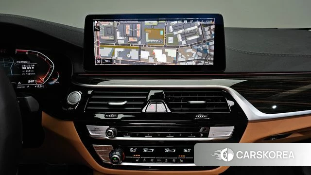 BMW 5 Series (G30) 2023 Серебристо-серый из Кореи, фото 3