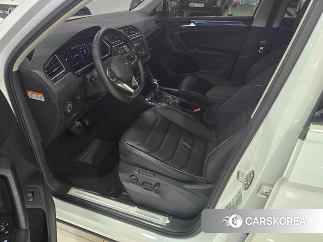 Volkswagen Tiguan second Generation 2023 Белый из Кореи, фото 3
