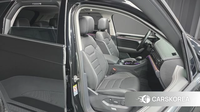 Volkswagen Touareg 3rd generation 2025 Черный из Кореи, фото 3