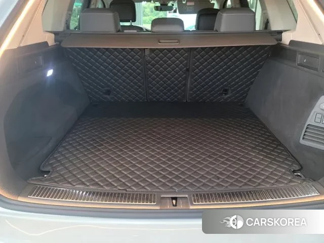 Volkswagen Touareg 3rd generation 2023 Белый из Кореи, фото 3