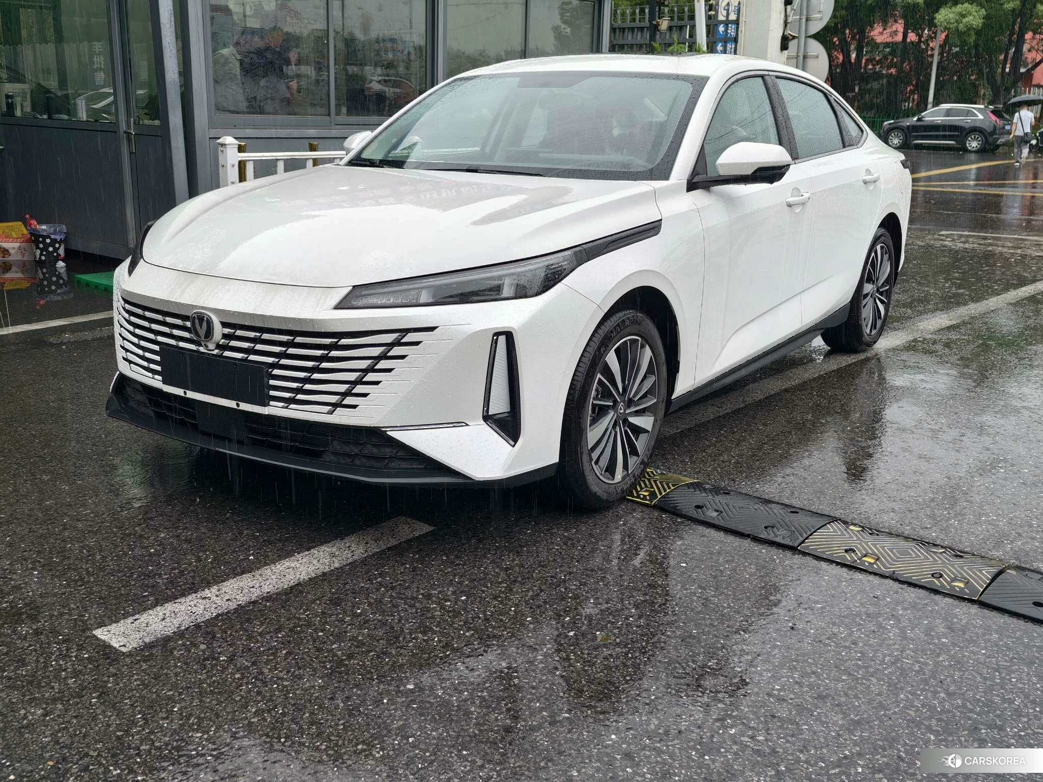 Chang'an Yidong PHEV 2025 Белый из Китая, фото 3