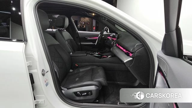 BMW 5 Series (G60) 2024 Белый из Кореи, фото 3