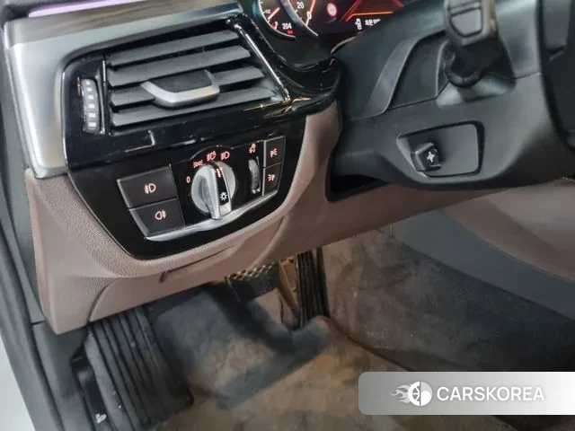 BMW 5 Series (G30) 2018 Белый из Кореи, фото 3