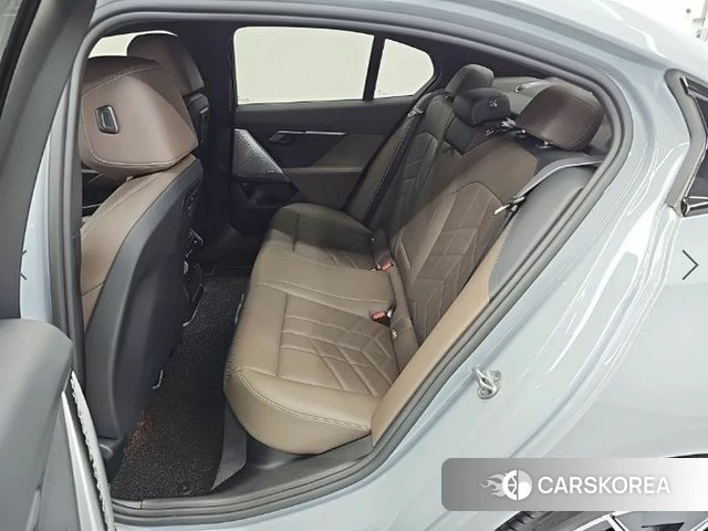 BMW 5 Series (G60) 2024 Светло-серебряный цвет из Кореи, фото 3