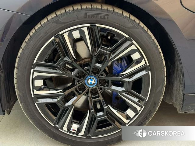 BMW i5 (import) 2024 Черный из Китая, фото 3