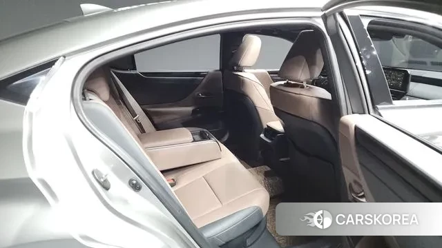 Lexus ES300h 7th generation 2024 Серебристо-серый из Кореи, фото 3