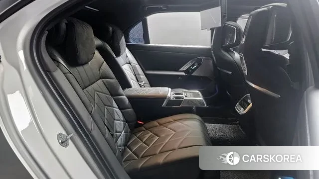 BMW 7 Series (G70) 2023 Белый из Кореи, фото 3